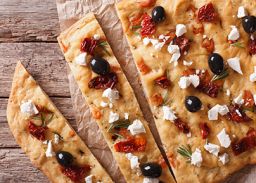 Recept focaccia met geitenkaas en olijven