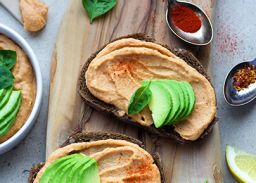 Recept zuurdesemtoast met witte bonenspread en avocado