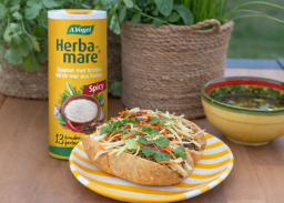 Thais broodje pulled chicken met koolsalade en koriander, op smaak gebracht met Herbamare Spicy – Recept van Jelle Beeckman | Foto: Stephanie Bex