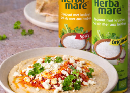 Hummshuka recept van Winnie Verswijvel in samenwerking met Njam! – hummus en shakshuka met eieren, feta en Herbamare