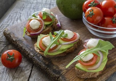 Gezonde gerechten - Toast met avocado sla en tomaat