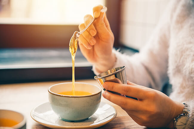 helpt honing bij een verkoudheid: thee met honing
