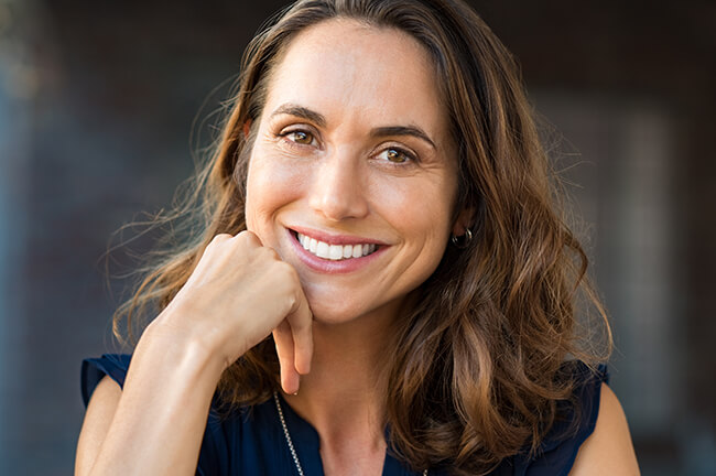 yeux éclatants sans maquillage sourire