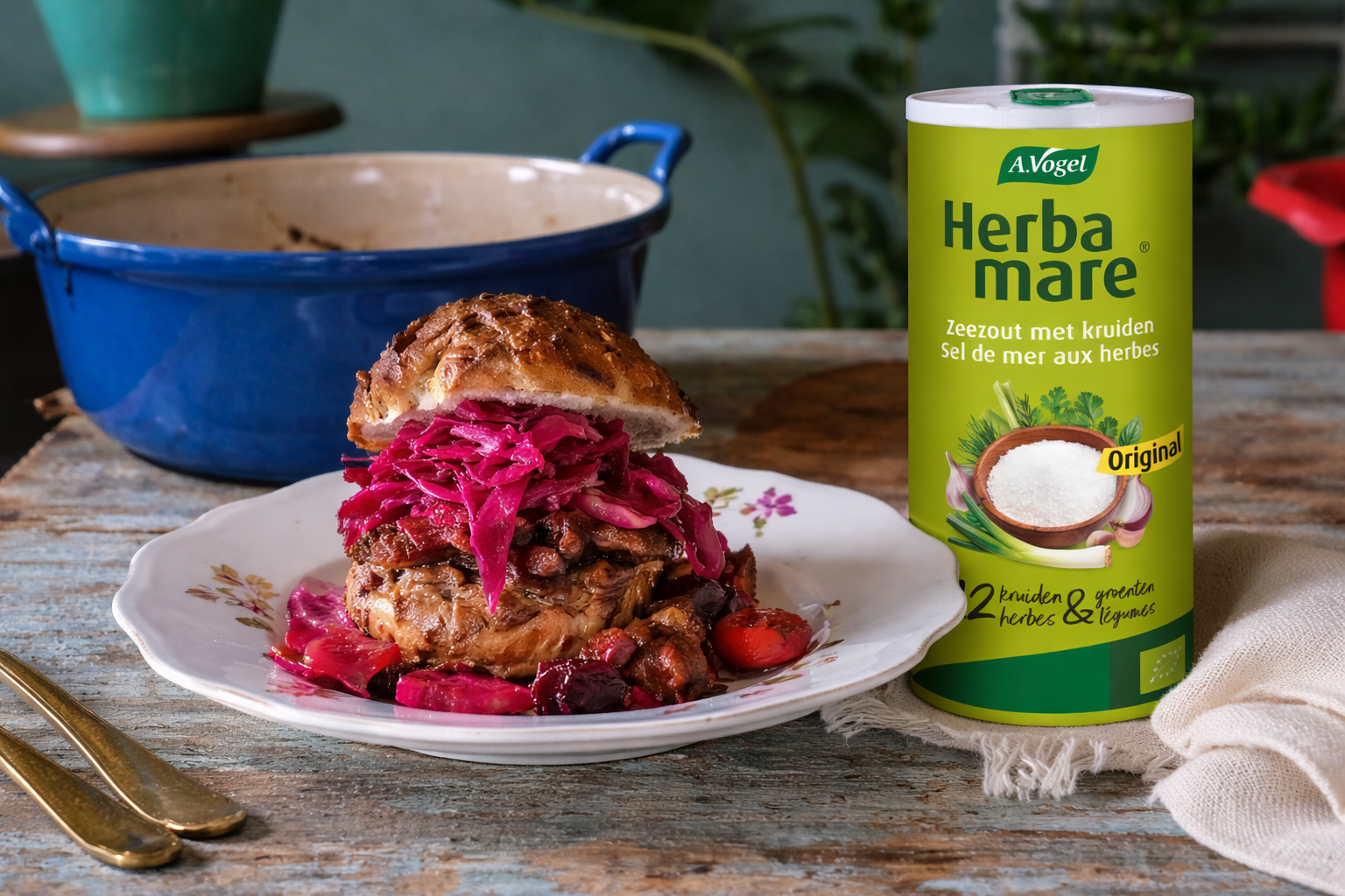 Broodje coq au vin met gestoofde kip, rode kool en Herbamare kruidenzout, geserveerd als warm lunchgerecht.