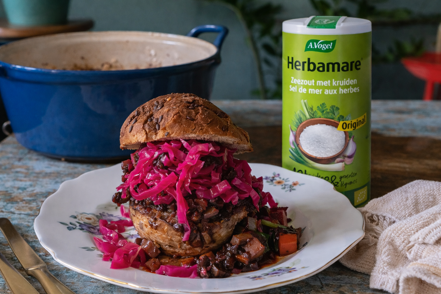 Broodje coq au vin met gestoofde kip, rode kool en Herbamare kruidenzout, geserveerd als warm lunchgerecht.