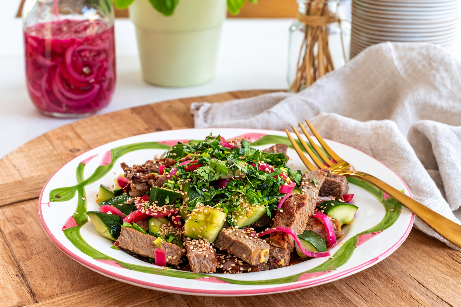 Oosters slaatje met rundsvlees, smashed komkommer, zoetzure ui en koriander – op smaak gebracht