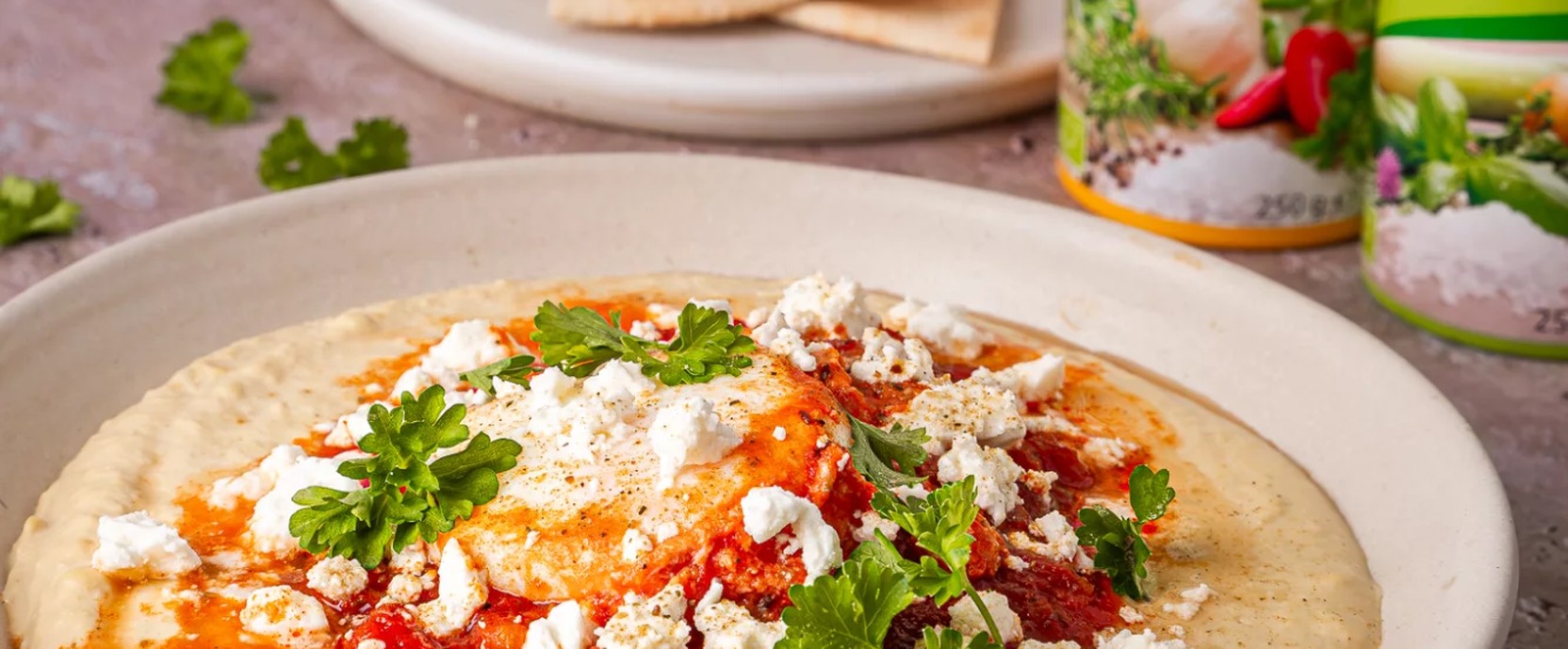 Hummshuka recept van Winnie Verswijvel in samenwerking met Njam! – hummus en shakshuka met eieren, feta en Herbamare
