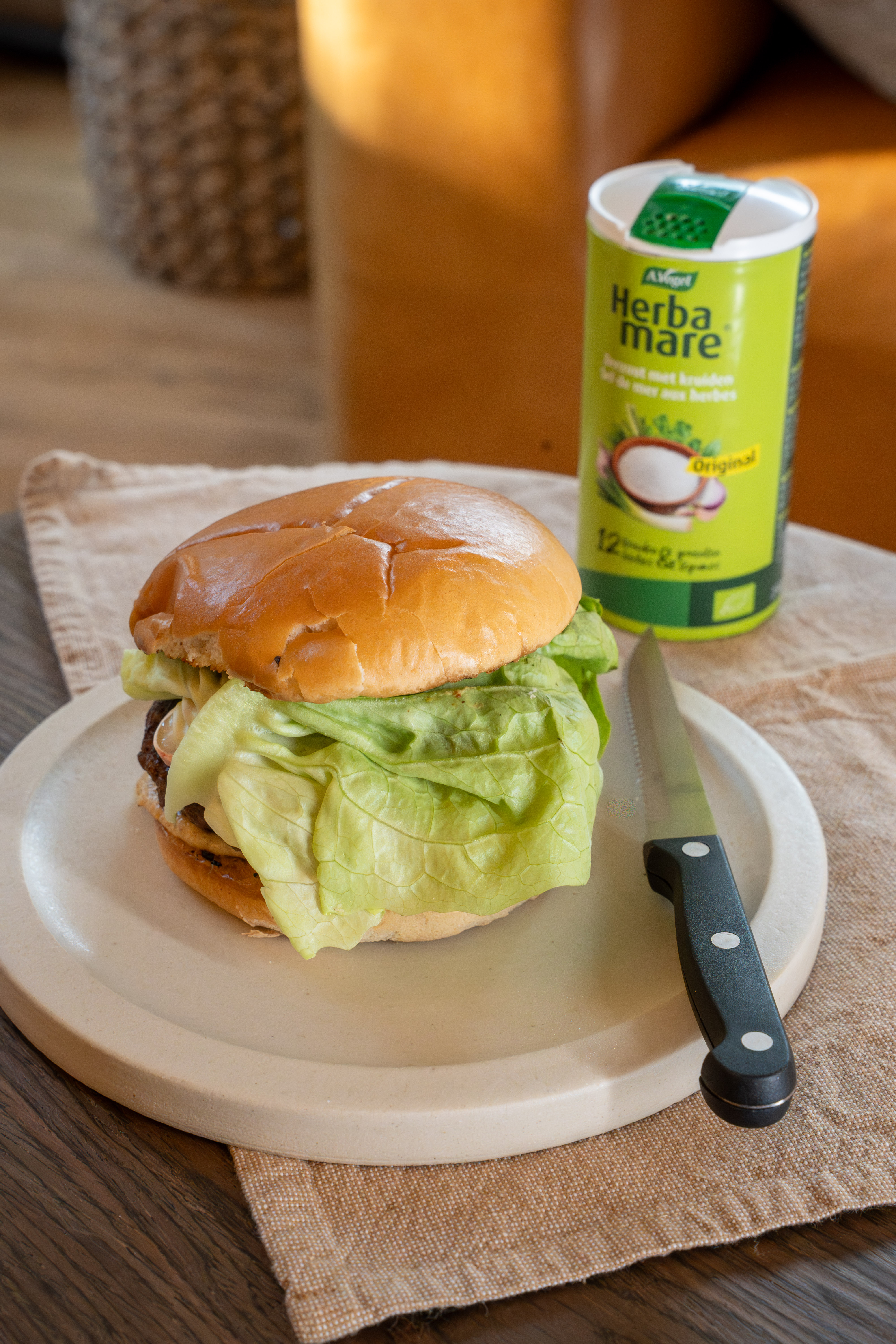 Homemade burger met geitenkaas, sjalottenchutney en geroosterde tomaatjes met Herbamare kruidenzout