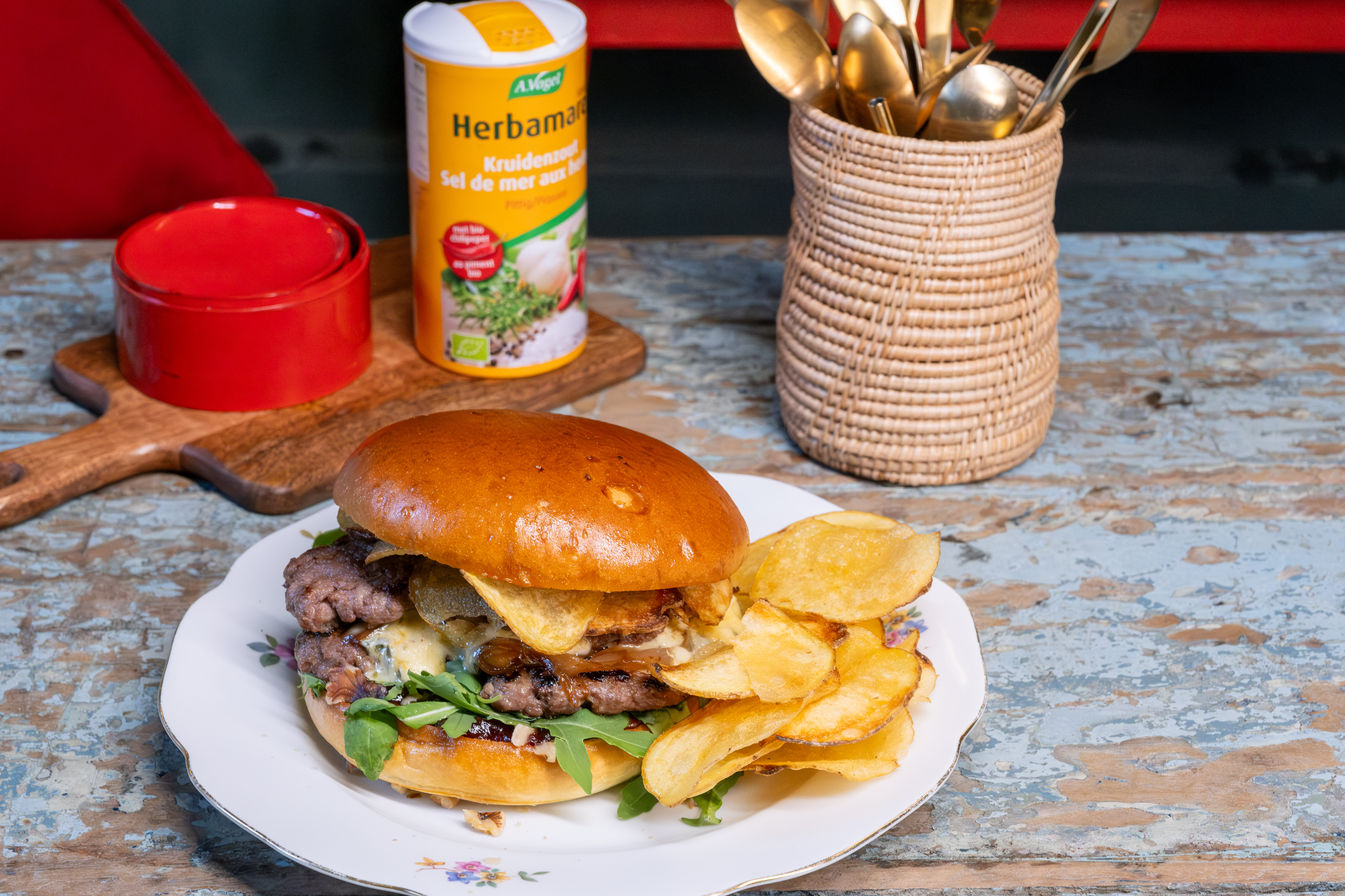 Smashed burger d’hiver avec Cambozola, roquette, sauce BBQ aux airelles et chips maison, relevé avec Herbamare Spicy.