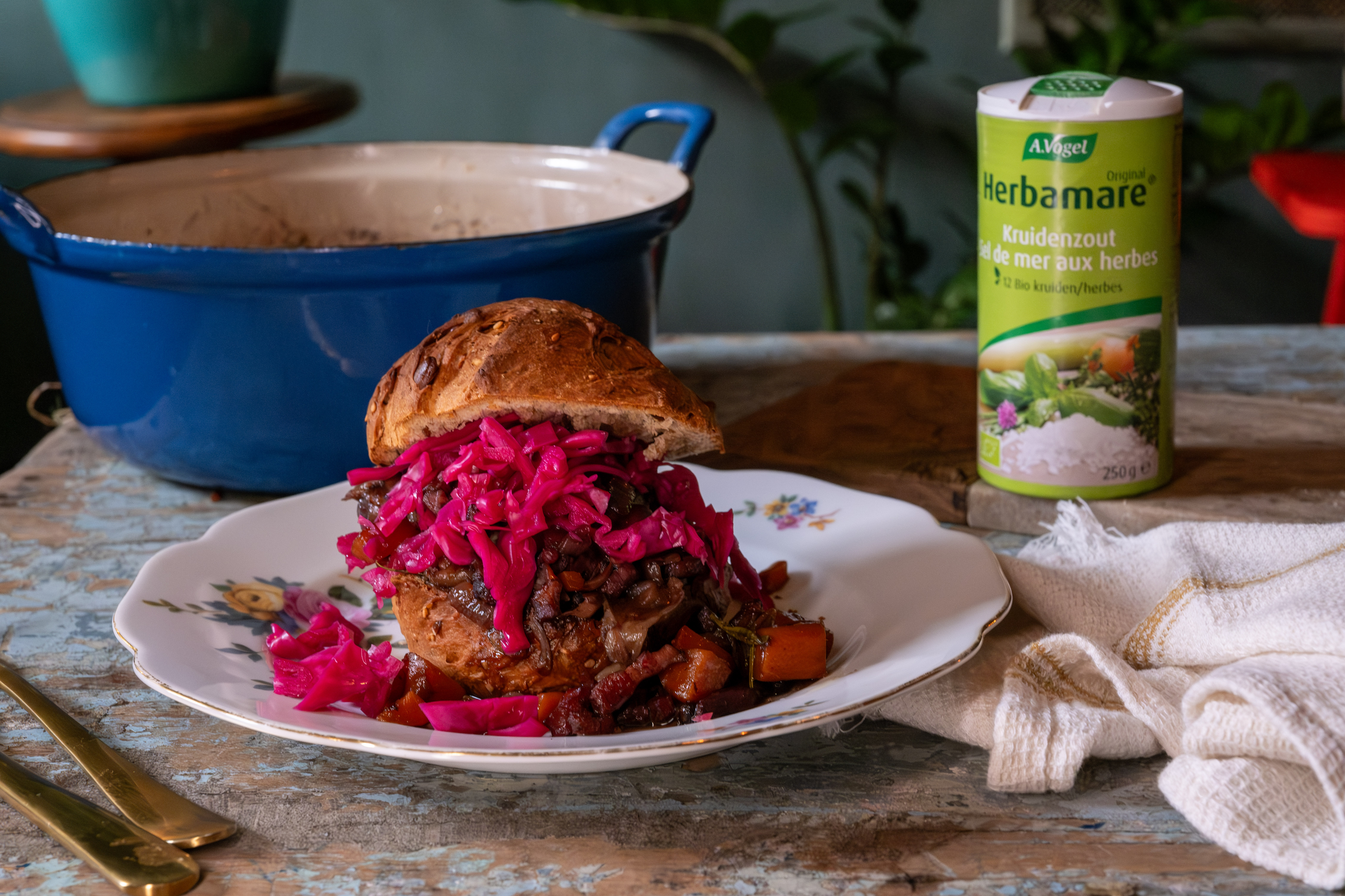 Sandwich coq au vin avec poulet mijoté, chou rouge et sel aux herbes Herbamare, servi comme repas chaud.