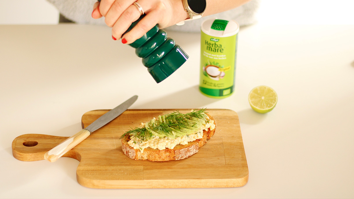 Toast à l’avocat avec salade d’œufs assaisonnée avec Herbamare sel aux herbes