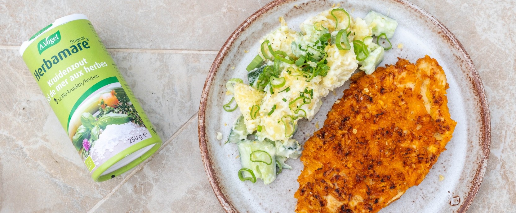Escalope de poulet croustillante avec salade de pommes de terre – Recette de Jelle Beeckman en collaboration avec Njam! | Photo : Stephanie Bex
