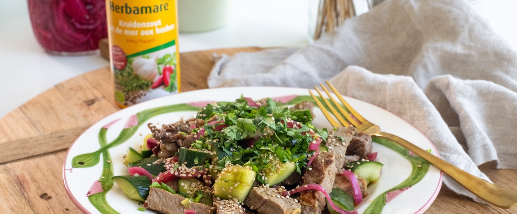 Recette de salade orientale au bœuf : lamelles de steak, concombre écrasé et vinaigrette soja-sésame avec Herbamare Spicy