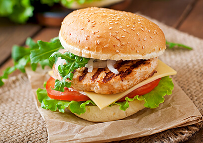 Broodje hamburger beleggen; recept om te maken of tips voor buffet Maar om dit elke week terug te laten keren komt echt onze neus uit, dus hebben we er een alternatief tussendoor bedacht. Een “makkelijk” broodje. Dat kan een pitabroodje zijn met een zelfgemaakte kipkerriesalade of een verse tonijnsalade, of een broodje kipsaté, of een gevuld Turks brood, maar ook zeker een lekker broodje hamburger.