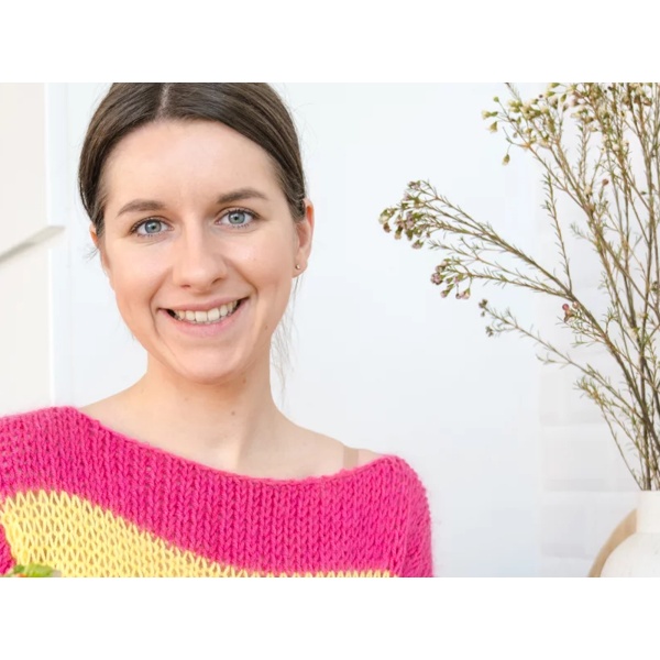 Portrait de Stephanie Bex avec un plat cuisiné – créatrice de recettes pour Njam! et Herbamare
