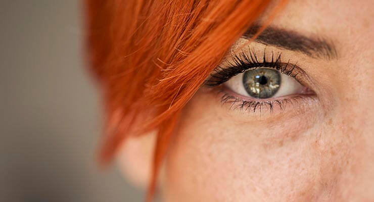 Gros plan sur un œil de femme, centré sur le soin des yeux